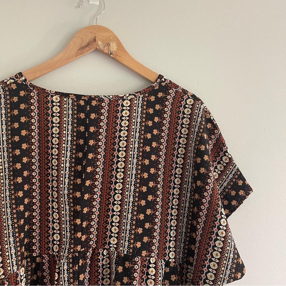 Black and White Ruffled Short Sleeve Blouse - Picture 8 of 10